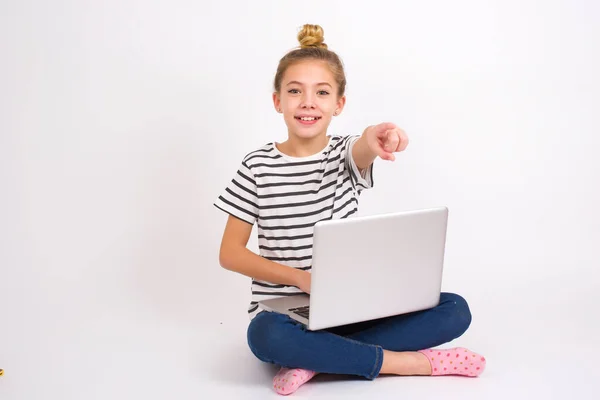 Podekscytowany Pozytywny Piękny Nastolatek Biały Dziewczyna Siedzi Laptopem Pozycji Lotosu — Zdjęcie stockowe