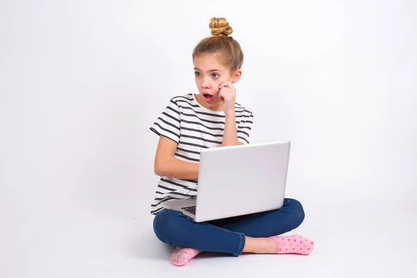 Verbaasd Mooie Kaukasische Tiener Meisje Zitten Met Laptop Lotus Positie — Stockfoto