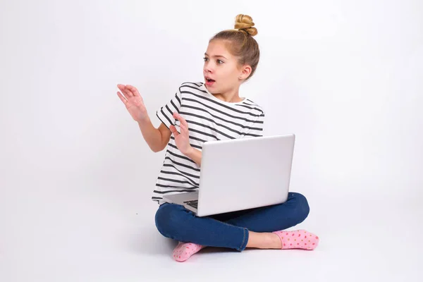 Memnun Olmayan Kafkas Genç Kız Dizüstü Bilgisayarı Ile Beyaz Arka — Stok fotoğraf