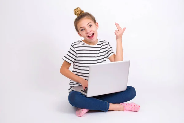 Piękny Biały Nastolatek Dziewczyna Siedzi Laptopem Pozycji Lotosu Białym Tle — Zdjęcie stockowe
