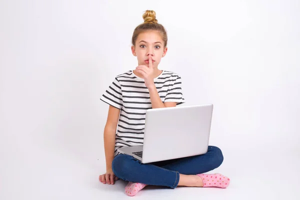 Surprised Beautiful Caucasian Teen Girl Sitting Laptop Lotus Position White — Stock Photo, Image