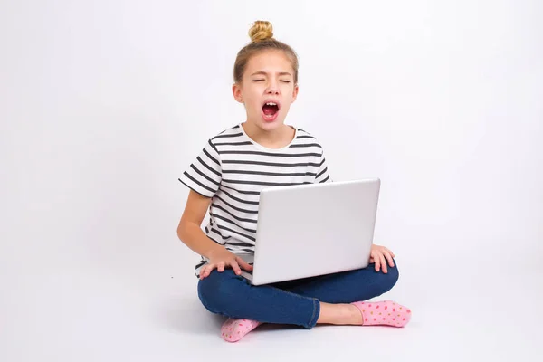 Prachtige Kaukasische Tiener Meisje Zitten Met Laptop Lotus Positie Witte — Stockfoto