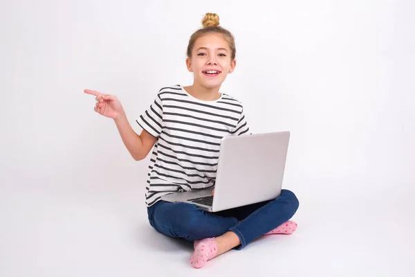 Vacker Kaukasiska Tonåring Flicka Sitter Med Laptop Lotus Position Vit — Stockfoto