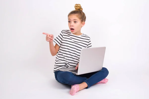 Verbijsterd Mooie Kaukasische Tiener Meisje Zitten Met Laptop Lotus Positie — Stockfoto