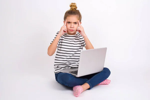 Ernsthaft Konzentriert Schöne Kaukasische Teenagerin Die Mit Laptop Lotusposition Auf — Stockfoto