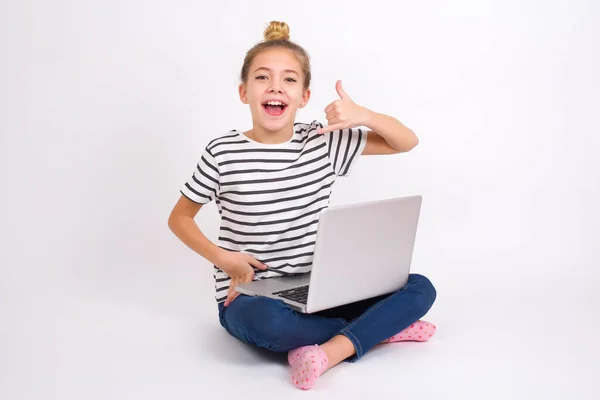 Vacker Kaukasiska Tonåring Flicka Sitter Med Laptop Lotus Position Vit — Stockfoto
