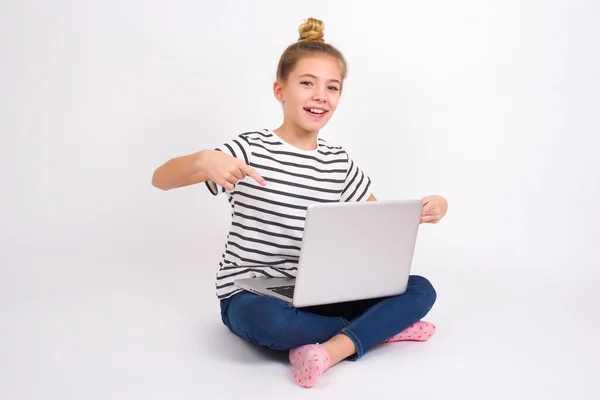 Glad Vacker Kaukasisk Tonåring Flicka Sitter Med Bärbar Dator Lotusposition — Stockfoto