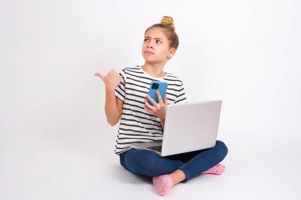 Mooie Blanke Tiener Meisje Zitten Met Laptop Lotus Positie Witte — Stockfoto