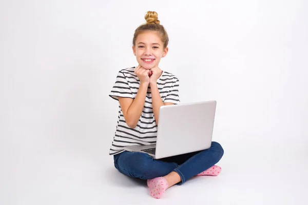 Nöjd Vacker Kaukasiska Tonåring Flicka Sitter Med Laptop Lotus Position — Stockfoto