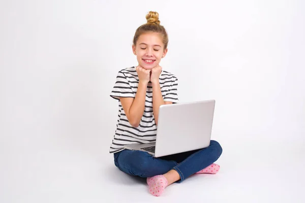 Glada Vackra Kaukasiska Tonåring Flicka Sitter Med Laptop Lotus Position — Stockfoto