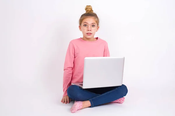 Sersemlemiş Beyaz Arka Planda Dizüstü Bilgisayarı Olan Güzel Beyaz Kız — Stok fotoğraf