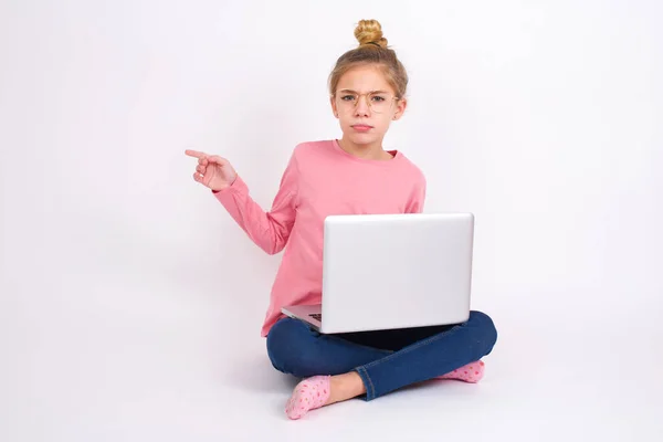 Serieus Mooie Kaukasische Tiener Meisje Zitten Met Laptop Lotus Positie — Stockfoto