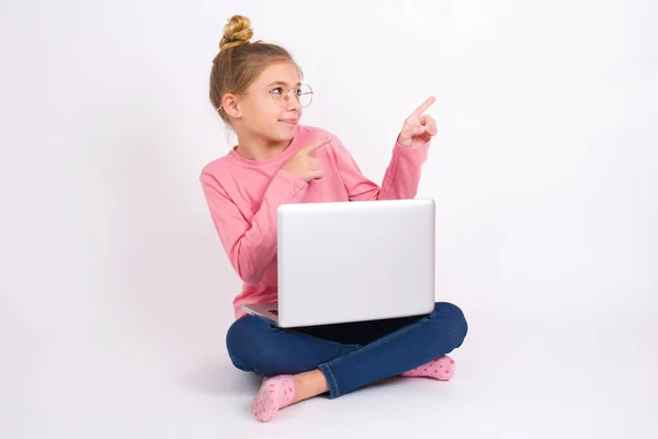 Mooie Kaukasische Tiener Meisje Zitten Met Laptop Lotus Positie Witte — Stockfoto