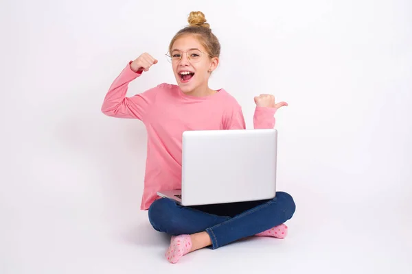 Hoera Cool Mooie Kaukasische Tiener Meisje Zitten Met Laptop Lotus — Stockfoto