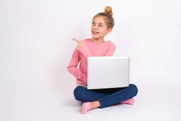 Mooie Kaukasische Tiener Meisje Zitten Met Laptop Lotus Positie Witte — Stockfoto