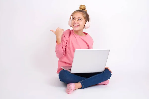 Mooie Kaukasische Tiener Meisje Zitten Met Laptop Lotus Positie Witte — Stockfoto