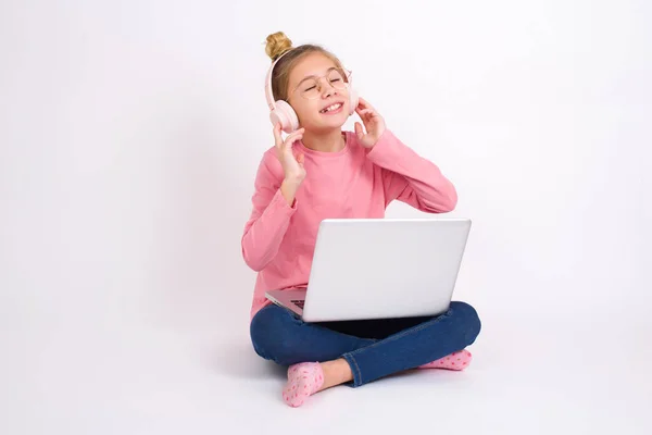 Prachtige Blanke Tiener Meisje Zitten Met Laptop Lotus Positie Witte — Stockfoto