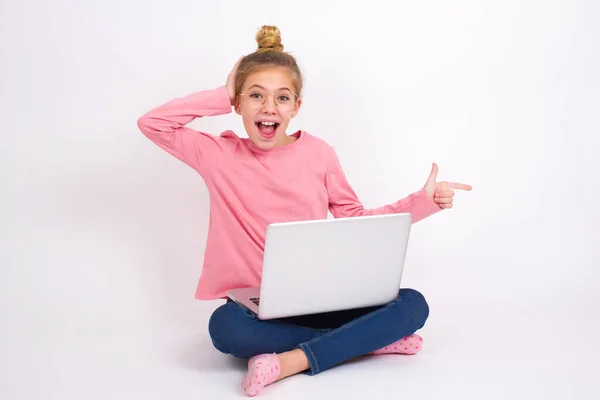 Sorprendido Hermosa Chica Adolescente Caucásica Sentada Con Computadora Portátil Posición —  Fotos de Stock