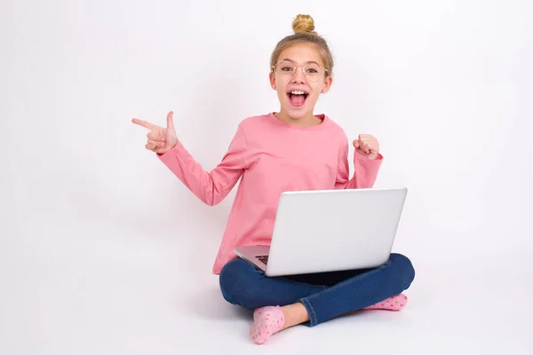Vacker Kaukasiska Tonåring Flicka Sitter Med Laptop Lotus Position Vita — Stockfoto