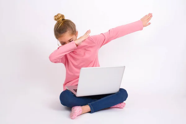 Photo Funky Beautiful Caucasian Teen Girl Sitting Laptop Lotus Position — Stock Photo, Image