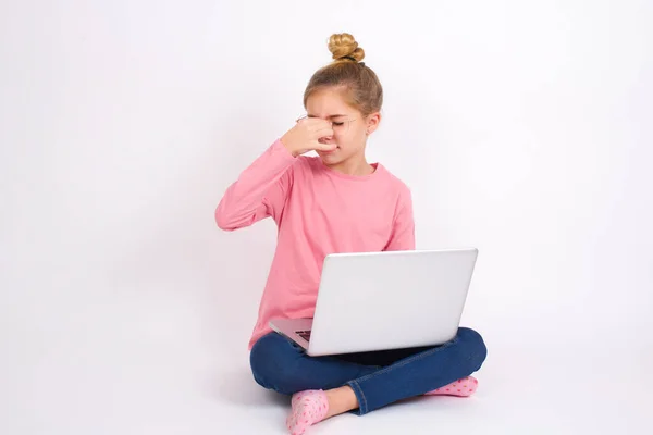 Triest Mooi Kaukasisch Tiener Meisje Zitten Met Laptop Lotus Positie — Stockfoto