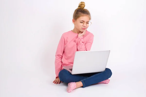 Mooie Kaukasische Tiener Meisje Zitten Met Laptop Lotus Positie Witte — Stockfoto