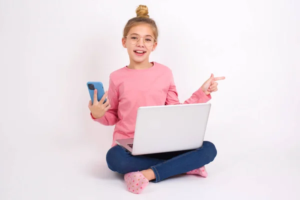 Förvånad Vacker Kaukasiska Tonåring Flicka Sitter Med Laptop Lotusställning Vit — Stockfoto