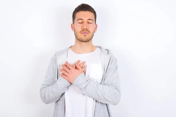 Jeune Homme Caucasien Portant Des Vêtements Décontractés Sur Fond Blanc — Photo