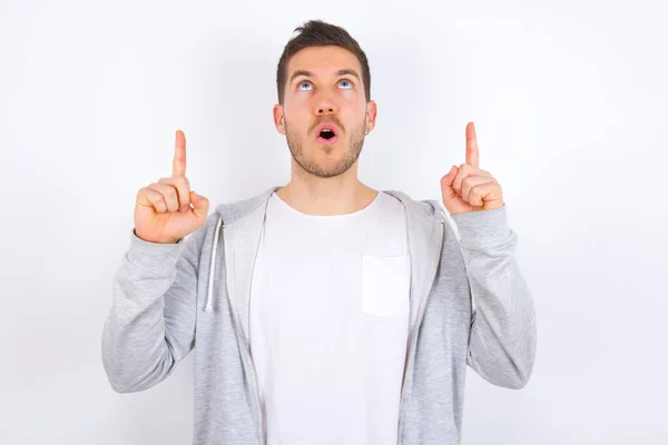 Young Caucasian Man Wearing Casual Clothes White Background Being Amazed — Stock Photo, Image