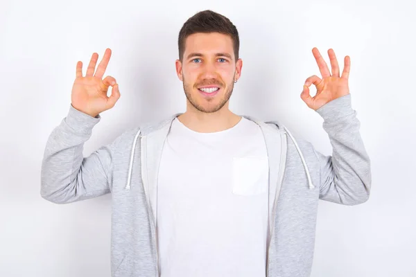 Feliz Joven Hombre Caucásico Con Ropa Casual Sobre Fondo Blanco —  Fotos de Stock