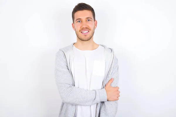 Jonge Kaukasische Man Dragen Casual Kleding Witte Achtergrond Lachen — Stockfoto