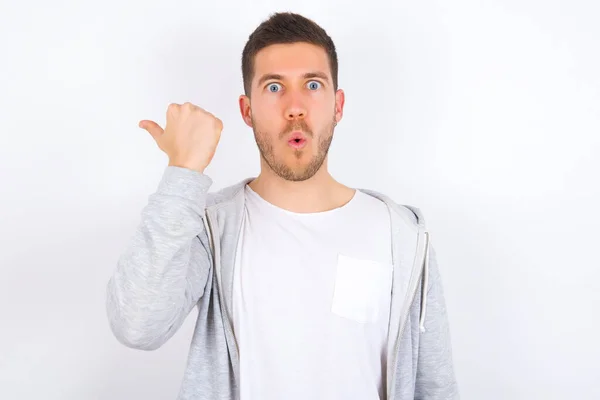 Shocked Young Caucasian Man Wearing Casual Clothes White Background Points — Stock Photo, Image