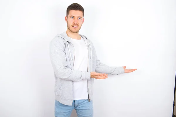 Young Caucasian Man Wearing Casual Clothes White Background Inviting Enter — Stock Photo, Image
