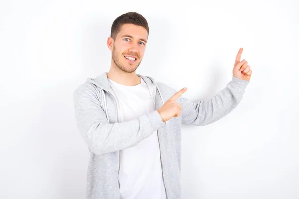 Joven Hombre Caucásico Con Ropa Casual Sobre Fondo Blanco Con — Foto de Stock