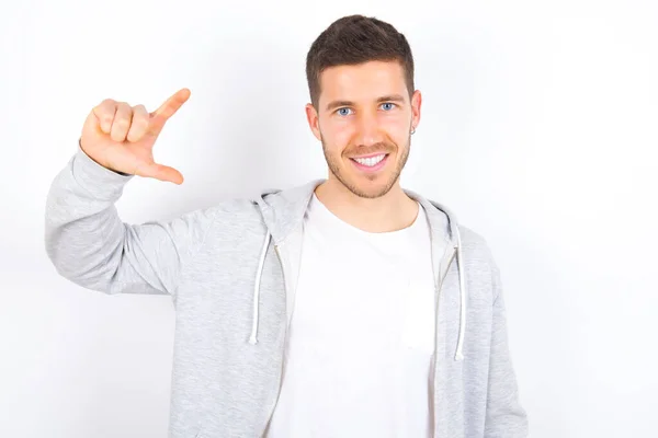 Young Caucasian Man Wearing Casual Clothes White Background Smiling Gesturing — Stock Photo, Image