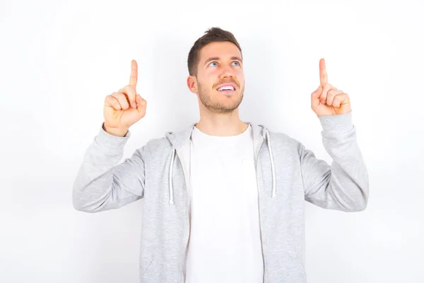 Succesvol Vriendelijk Ogende Jonge Blanke Man Draagt Casual Kleding Witte — Stockfoto