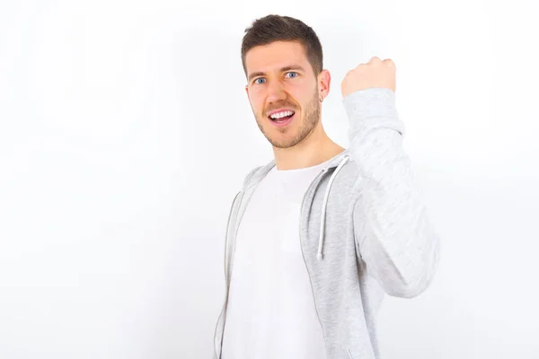 Overgelukkig Jonge Blanke Man Het Dragen Van Casual Kleding Witte — Stockfoto