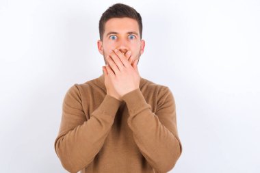 Sersemlemiş adam iki eliyle ağzını kapatıyor. Bir şeyden korkuyor ya da çarpıcı dedikodular duyduktan sonra..