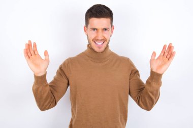 Çılgın öfkeli beyaz adam yüksek sesle bağırıyor ve öfkeyle bağırıyor. Olumsuz insani duygular kavramı