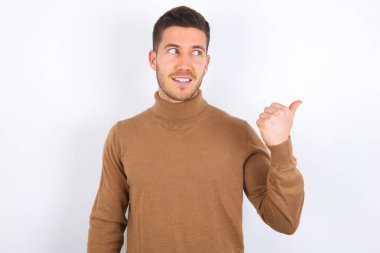 Genç beyaz adam işaret ediyor ve tavsiyelerde bulunuyor.