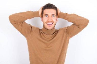 Neşeli aşırı mutlu adam, harika haberler aldıktan sonra ellerini havaya kaldırarak tepki verir..