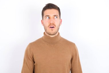 Şok olmuş adam boşluğa bakar ağzı açık bağırır: 