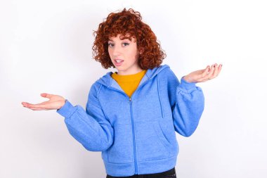 Ne olmuş yani? Beyaz arka planda mavi ceketli, kibirli, genç bir kızın portresi omuz silkiyor, yan yana gülümsüyor, nefes nefese kalmış, bariz bir şey söylüyor..