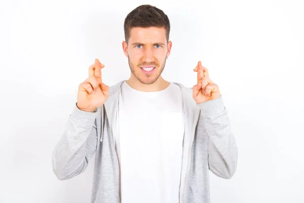 Jonge Kaukasische Man Het Dragen Van Casual Kleding Witte Achtergrond — Stockfoto