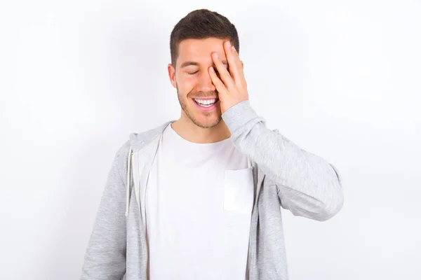 Jovem Caucasiano Homem Vestindo Roupas Casuais Sobre Fundo Branco Faz — Fotografia de Stock