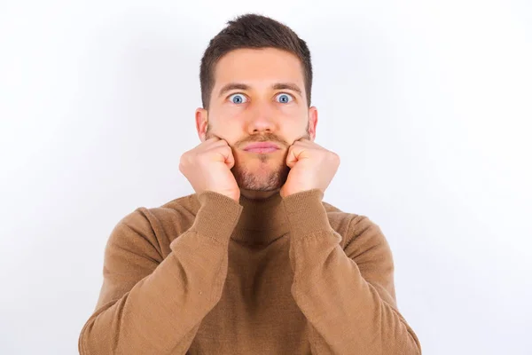 Young Caucasian Man Wearing Turtleneck White Background Surprised Expression Keeps — Stock Photo, Image