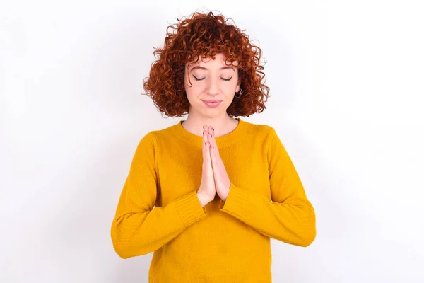 Nahaufnahme Eines Jungen Rothaarigen Mädchens Gelbem Pullover Vor Weißem Hintergrund — Stockfoto