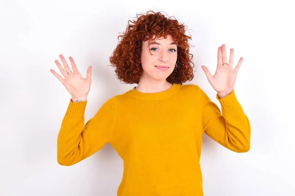 Talvez Sim Não Menina Ruiva Jovem Duvidoso Vestindo Camisola Amarela — Fotografia de Stock