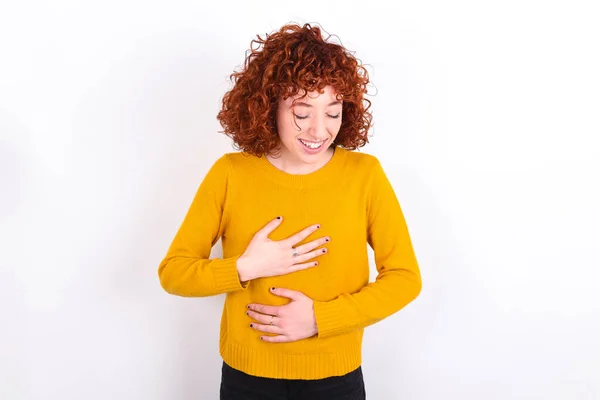 Joven Pelirroja Chica Usando Amarillo Suéter Sobre Blanco Fondo Mantiene — Foto de Stock