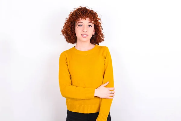 Jovem Ruiva Menina Vestindo Camisola Amarela Sobre Fundo Branco Rindo — Fotografia de Stock